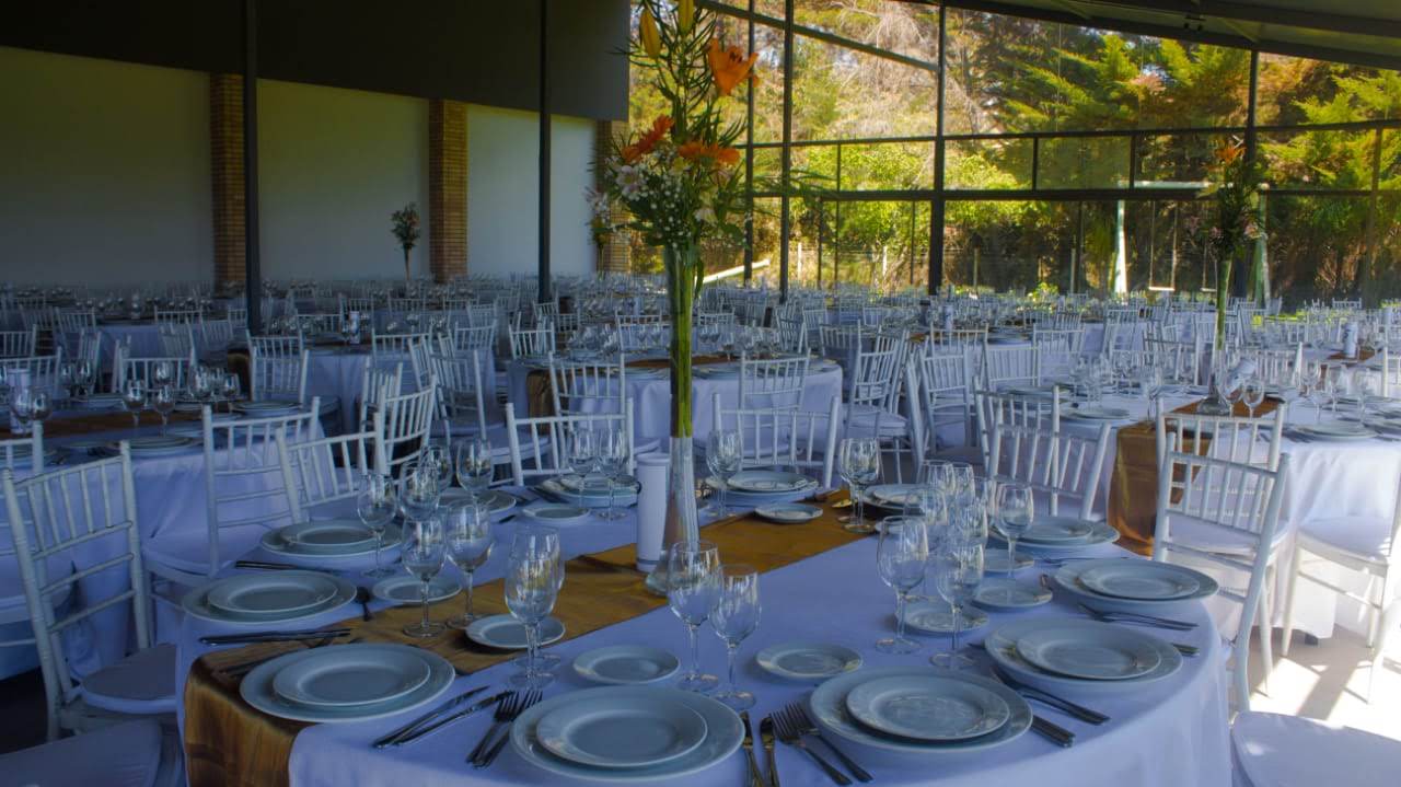 Montaje Salon Mesas Platos Copas